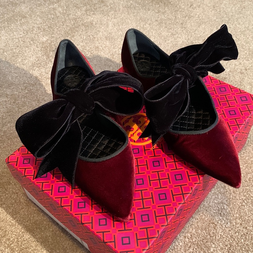 Tory Burch HOLIDAY Flats ‘Clara’ Velvet Bordeaux and Black